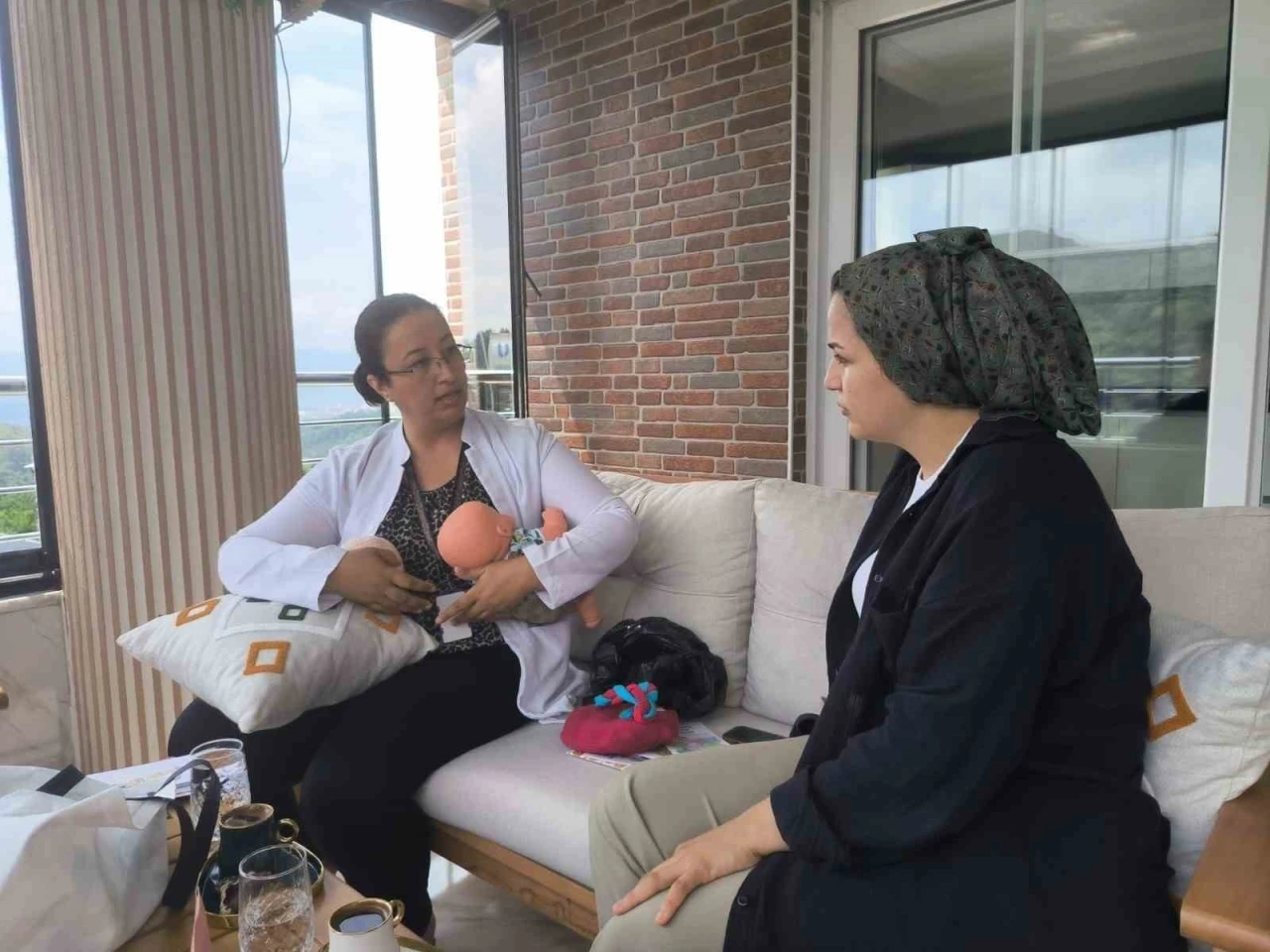 Hatay&rsquo;da "Her Gebeye Bir Ebe" uygulaması kapsamında ev ziyaretleri s&uuml;r&uuml;yor
