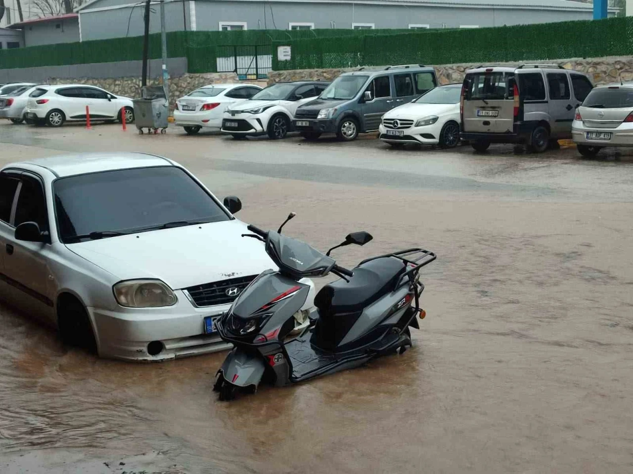 Hatay&rsquo;da sağanak sele neden oldu, yollar g&ouml;le d&ouml;nd&uuml;

