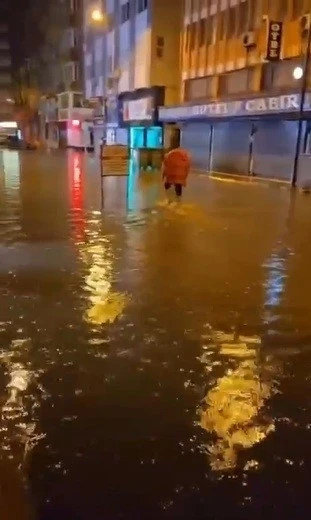 Hatay’da sağanak yağış caddeleri göle çevirdi
