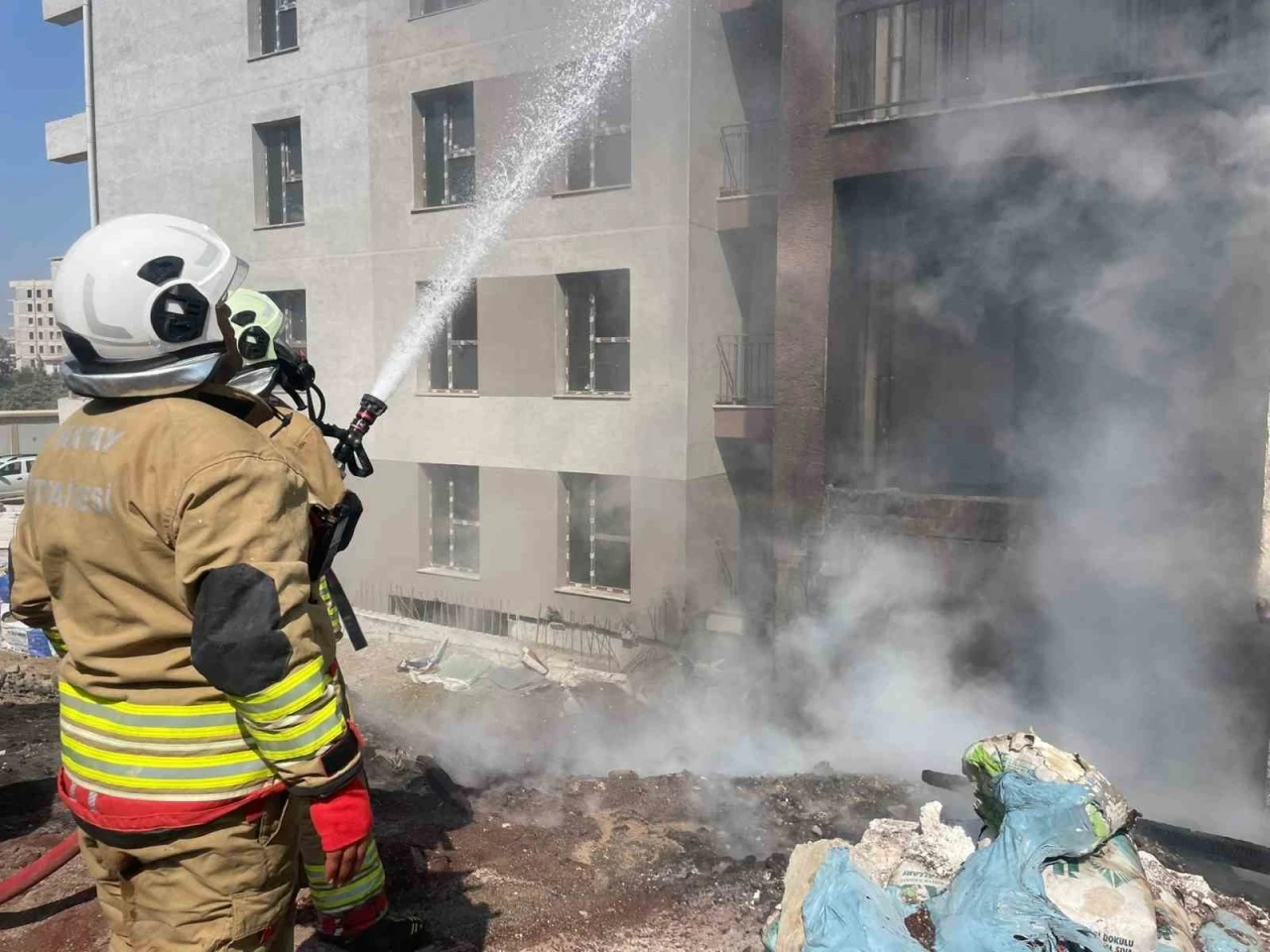 Hatay’da şantiye yangını büyümeden söndürüldü
