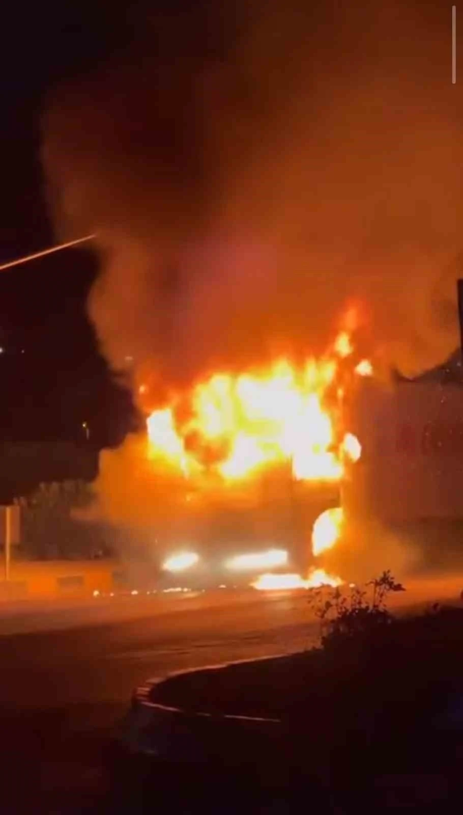 Hatay&rsquo;da seyir halinde olan tır alevlere teslim oldu
