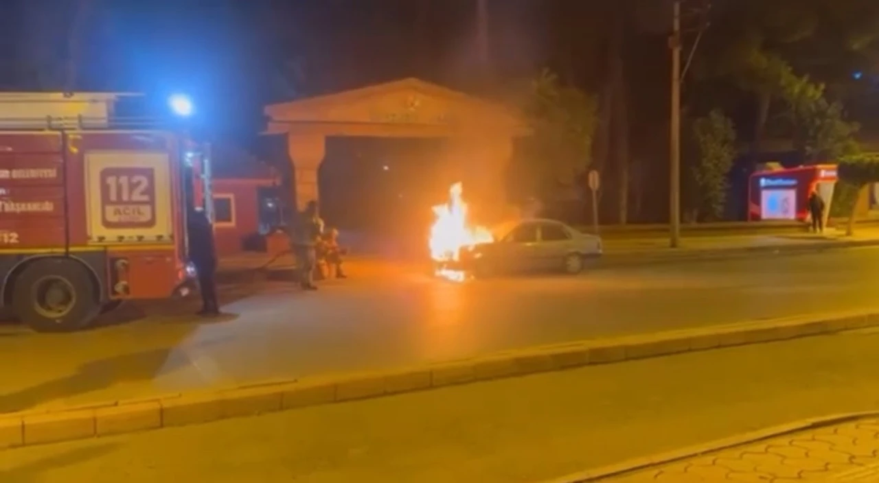 Hatay&rsquo;da seyir halindeki otomobil alevlere teslim oldu
