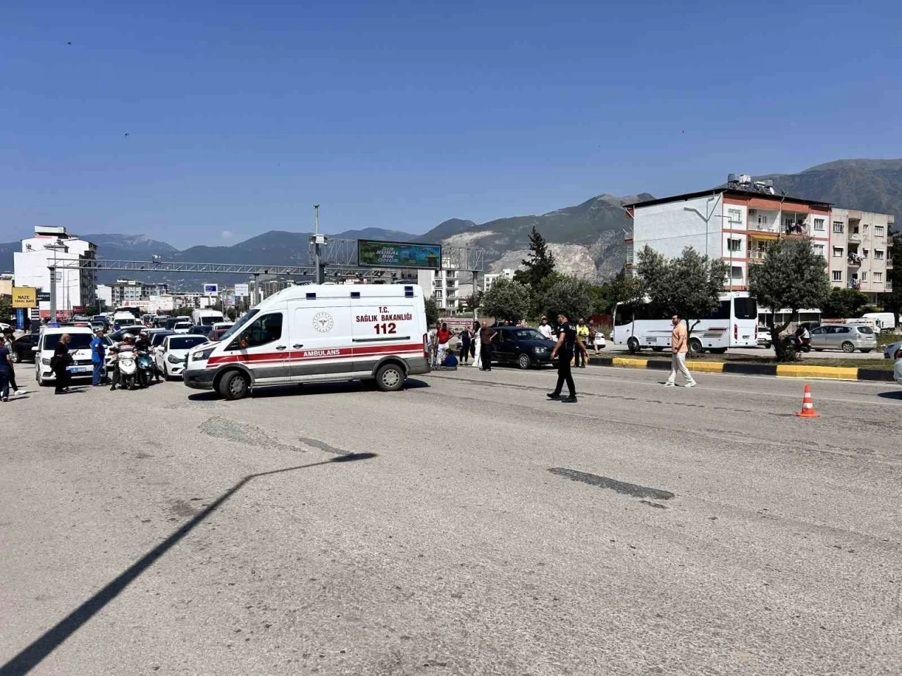 Hatay’da yolun karşısına geçmeye çalışan yaşlı kadına otomobil çarptı
