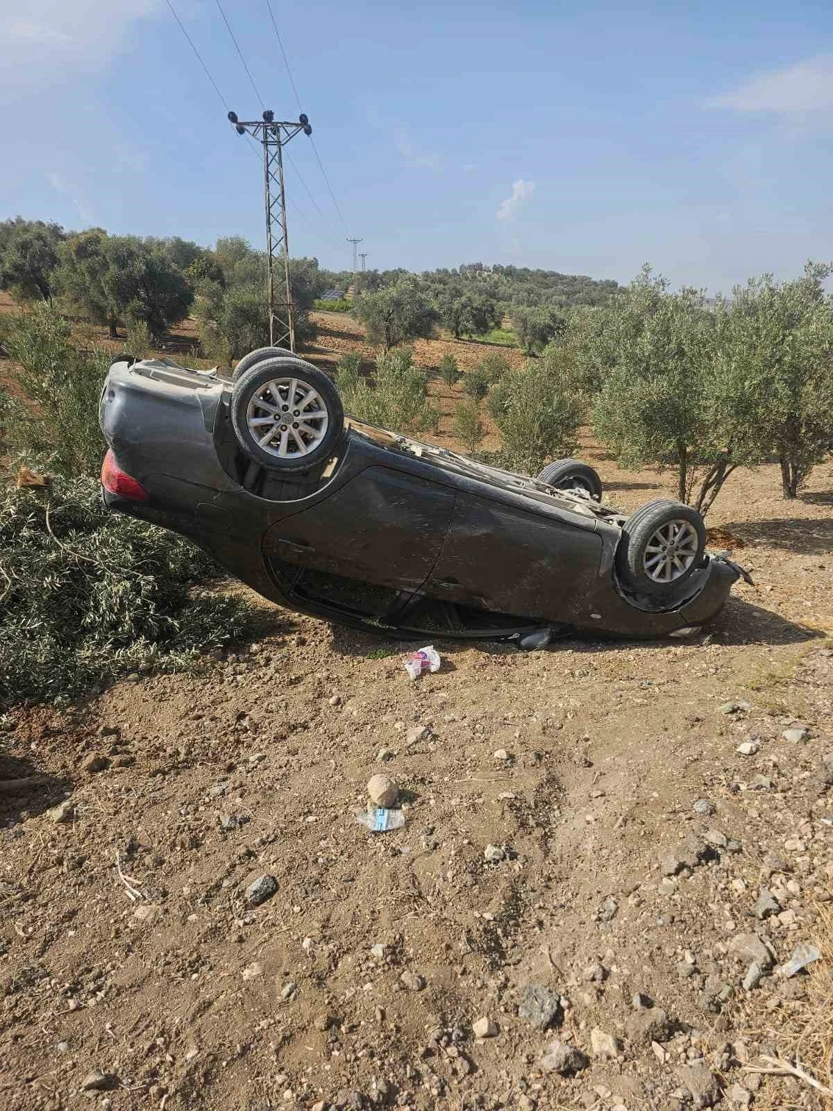 Hatay’da zeytin bahçesine uçan otomobildeki 3 kişi yaralandı