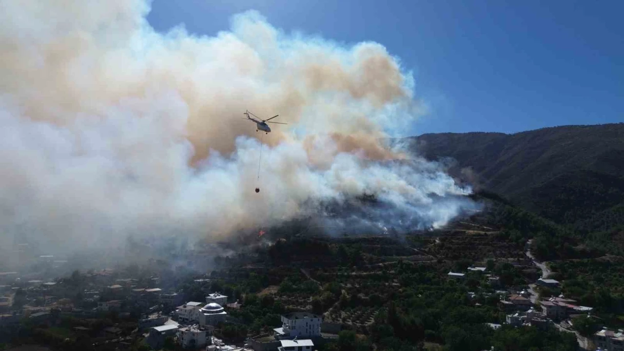 Hatay’daki orman yangınına havadan ve karadan müdahale dron ile görüntülendi
