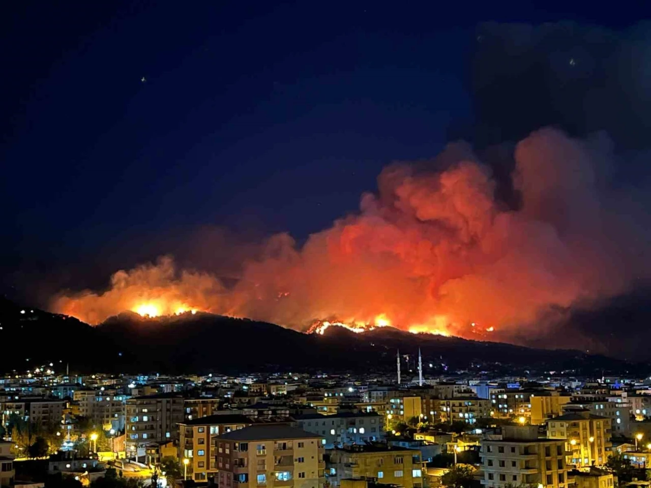 Hatay’daki orman yangınında alevler gökyüzünü aydınlattı
