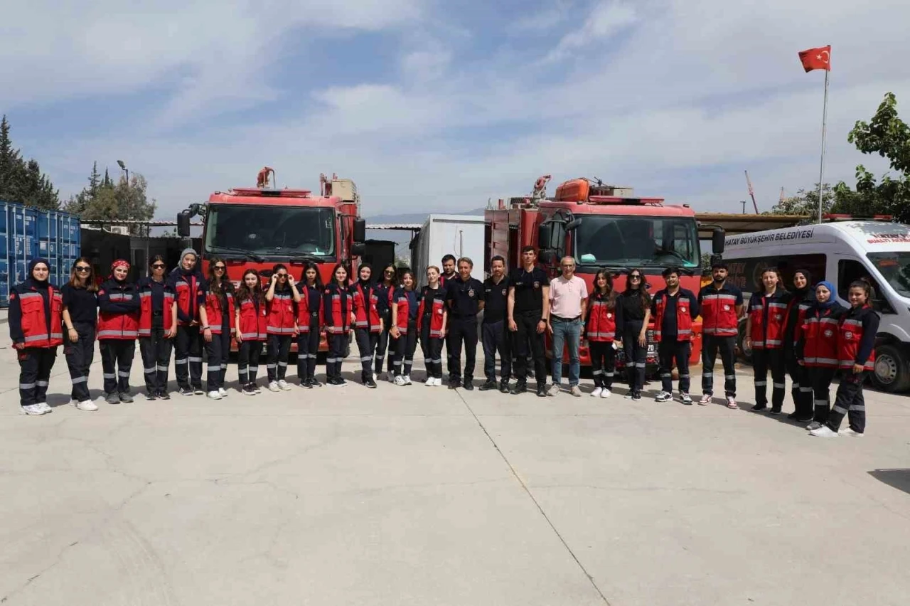 Hatay itfaiyesinden üniversite öğrencilerine yangın eğitimi
