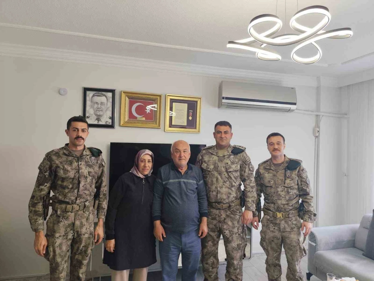Hatay polisinden şehit  ailelerine babalar g&uuml;n&uuml; ziyareti
