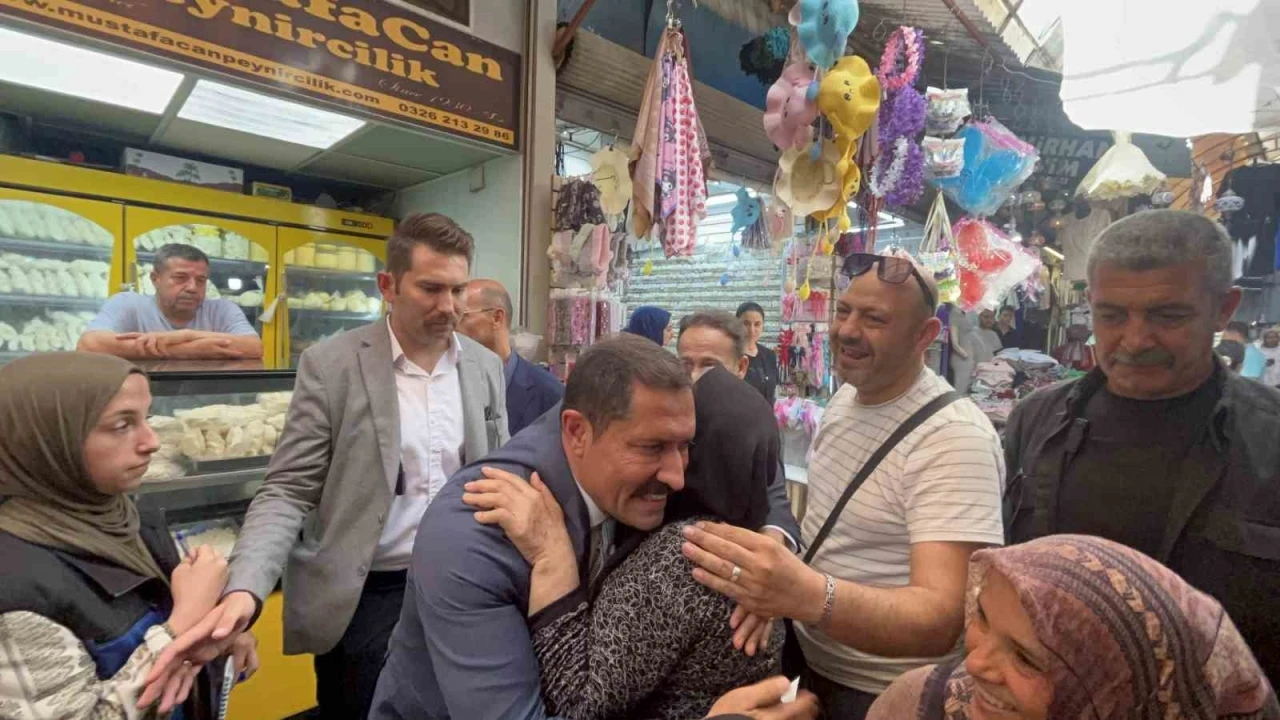 Hatay Valisi Masatlı tarihi Uzun Çarşı’da esnafla son kez bayramlaştı
