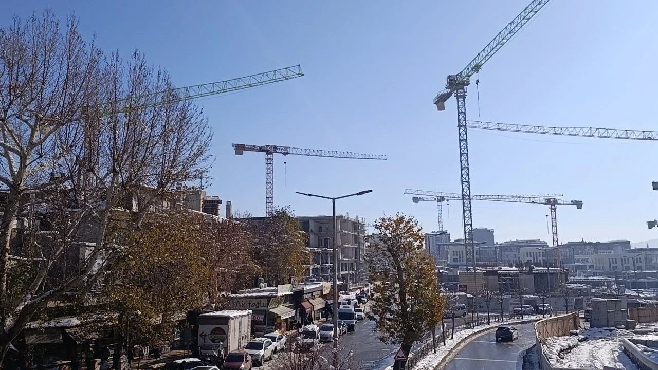 Hava sıcaklığı eksilere d&uuml;şt&uuml;, inşaatlarda &ccedil;alışmalar durma noktasında geldi
