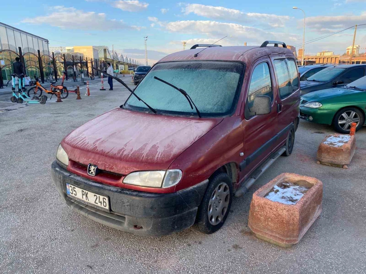 Hava sıcaklığı sıfır derecenin altına d&uuml;şt&uuml;, ara&ccedil;lar buzla kaplandı
