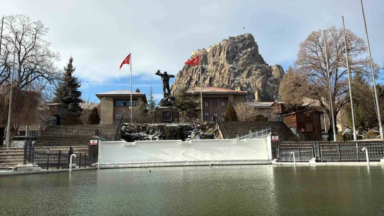 Hava sıcaklıklarının d&uuml;şt&uuml;ğ&uuml; Afyonkarahisar buz kesti
