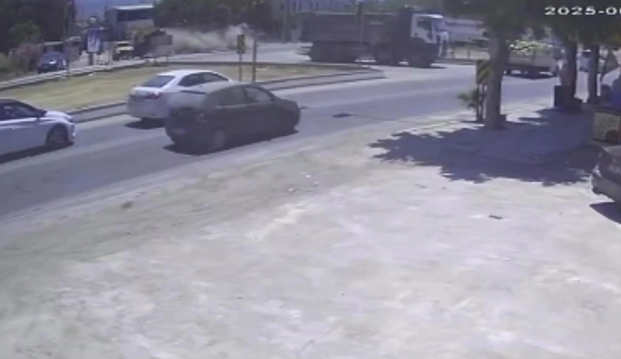 Havada metrelerce uçan otomobil 2 araca çarparak durabildi: O anlar kamerada

