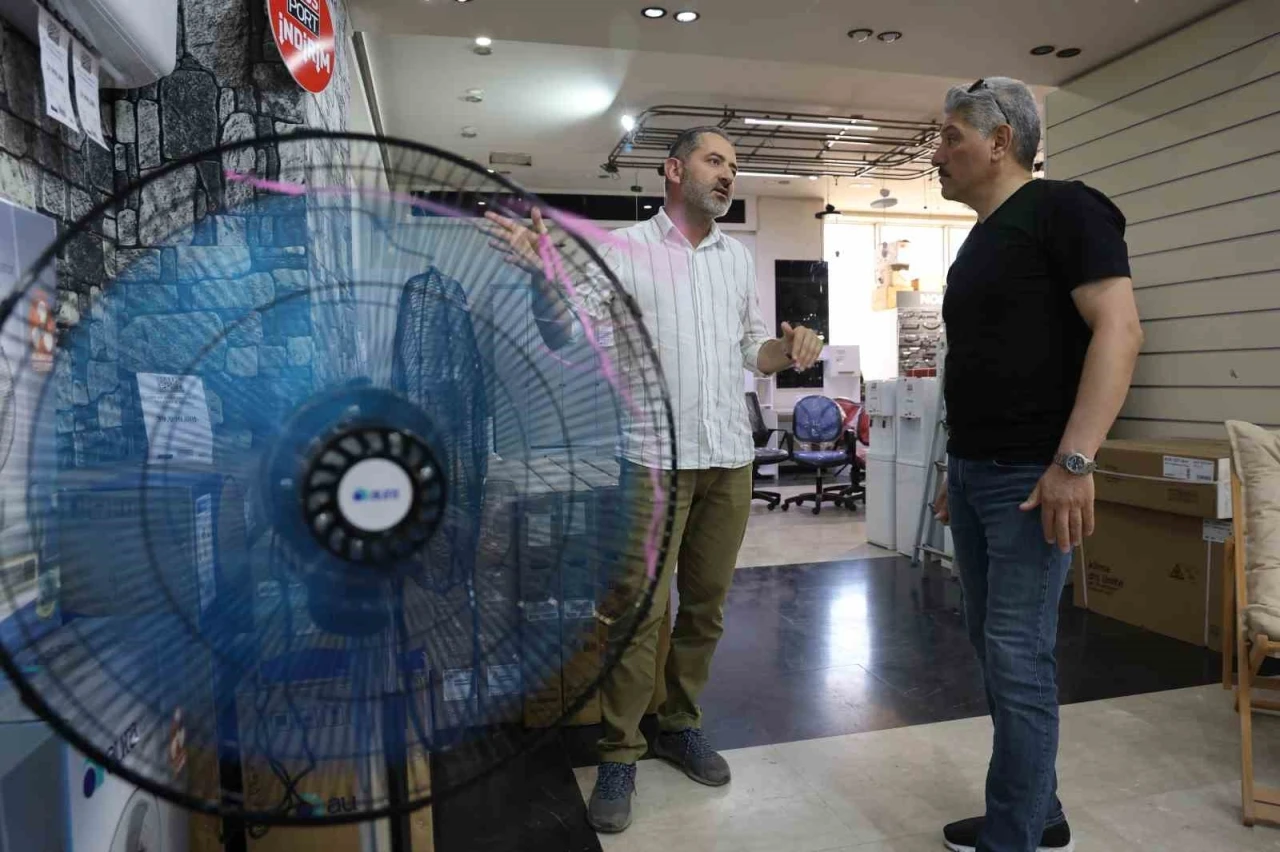 Havaların ısınmasıyla, vatandaşlar klima ve vantilat&ouml;rlere y&ouml;neldi
