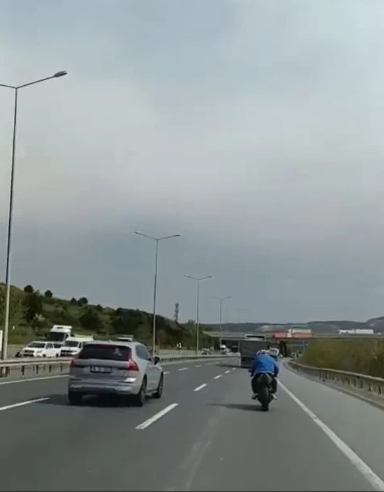 Havalimanı yolunda motosiklet sürücüsünün tehlikeli hareketleri
