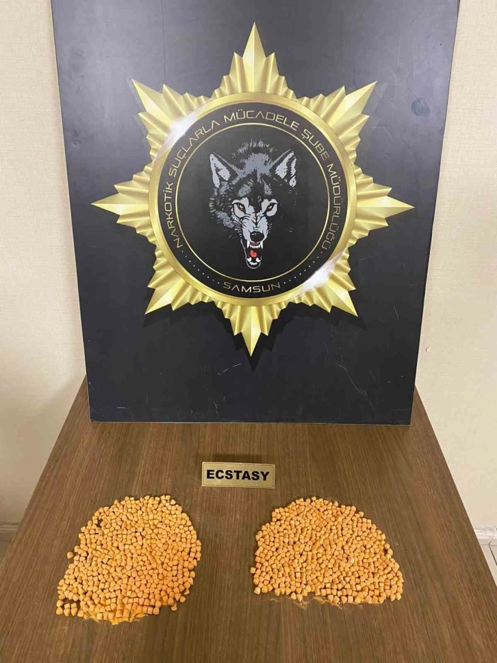 Havalimanında 963 adet uyuşturucu hap ele ge&ccedil;ti
