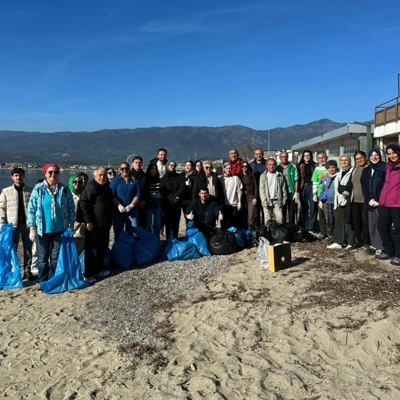 Havran MYO &ouml;ğrencilerinden Ak&ccedil;ay sahilinde &ccedil;evre temizliği
