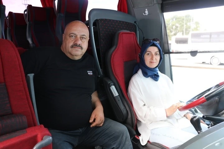 Hayalini gerçekleştirdi, kocası ile aynı otobüste şoförlük yapıyor
