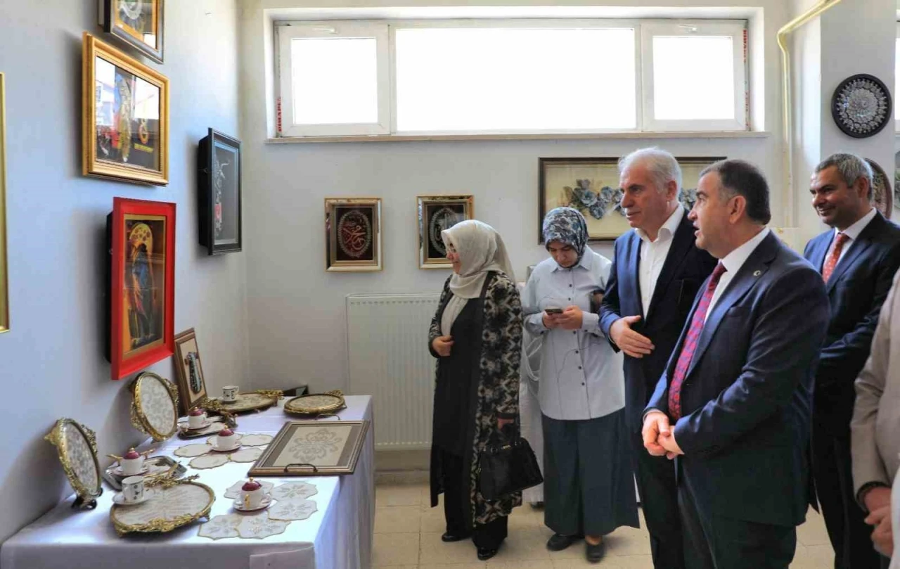 Hayat Boyu Öğrenme Haftası etkinlikleri el sanatları sergisiyle sona erdi

