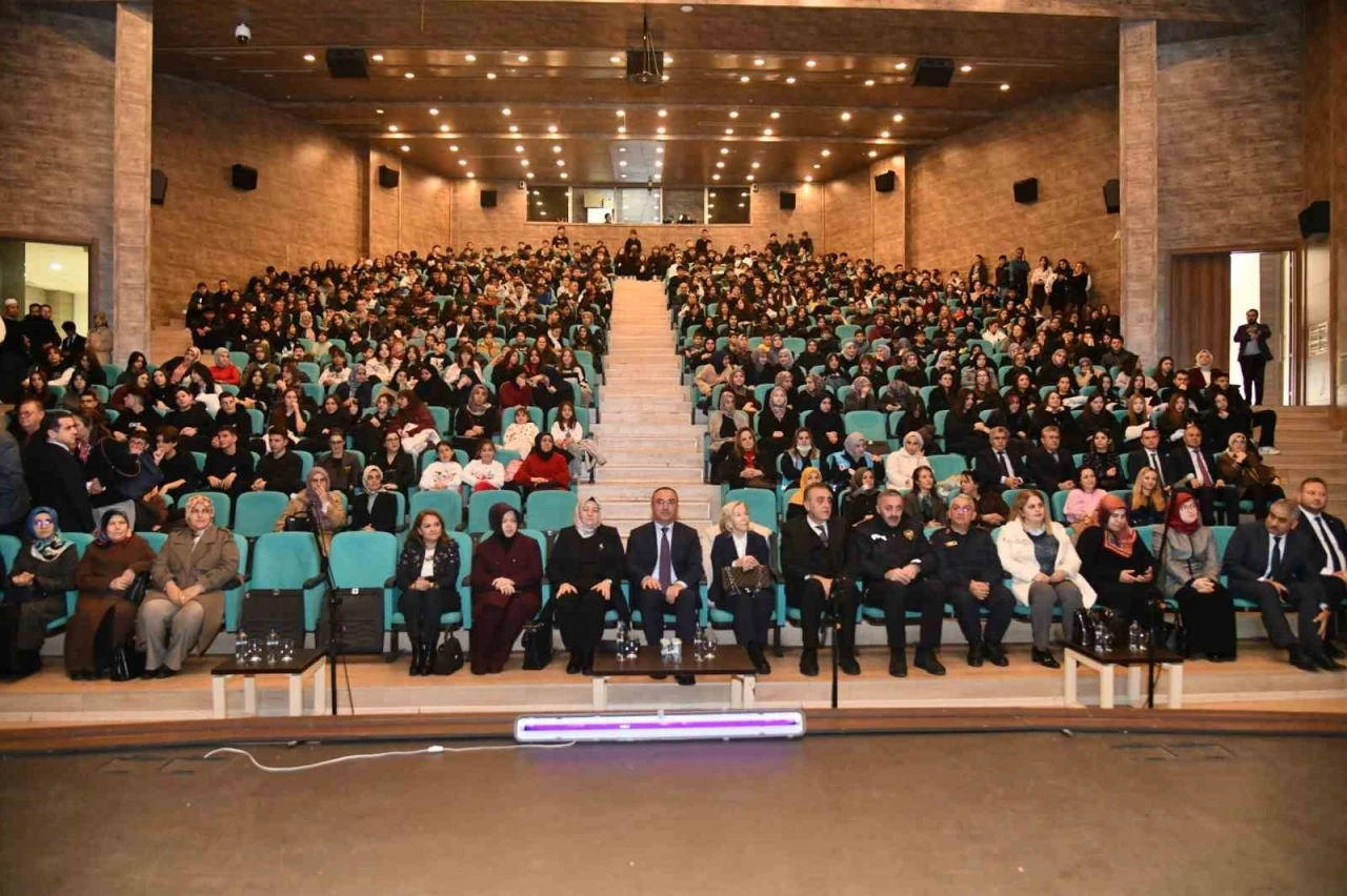 Hayata k&ouml;pr&uuml; sanat projesi kapsamında "Altın &Ccedil;ağ" tiyatro g&ouml;sterisi sahnelendi
