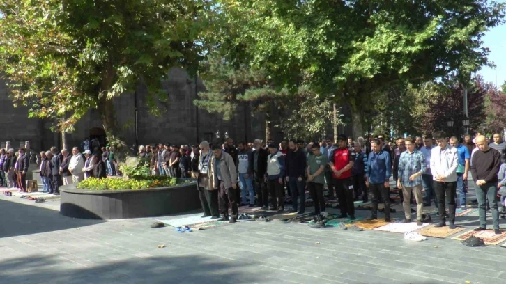 Hayatını kaybeden Filistinliler i&ccedil;in Kayseri&rsquo;de &lsquo;gıyabi cenaze namazı&rsquo; kılındı
