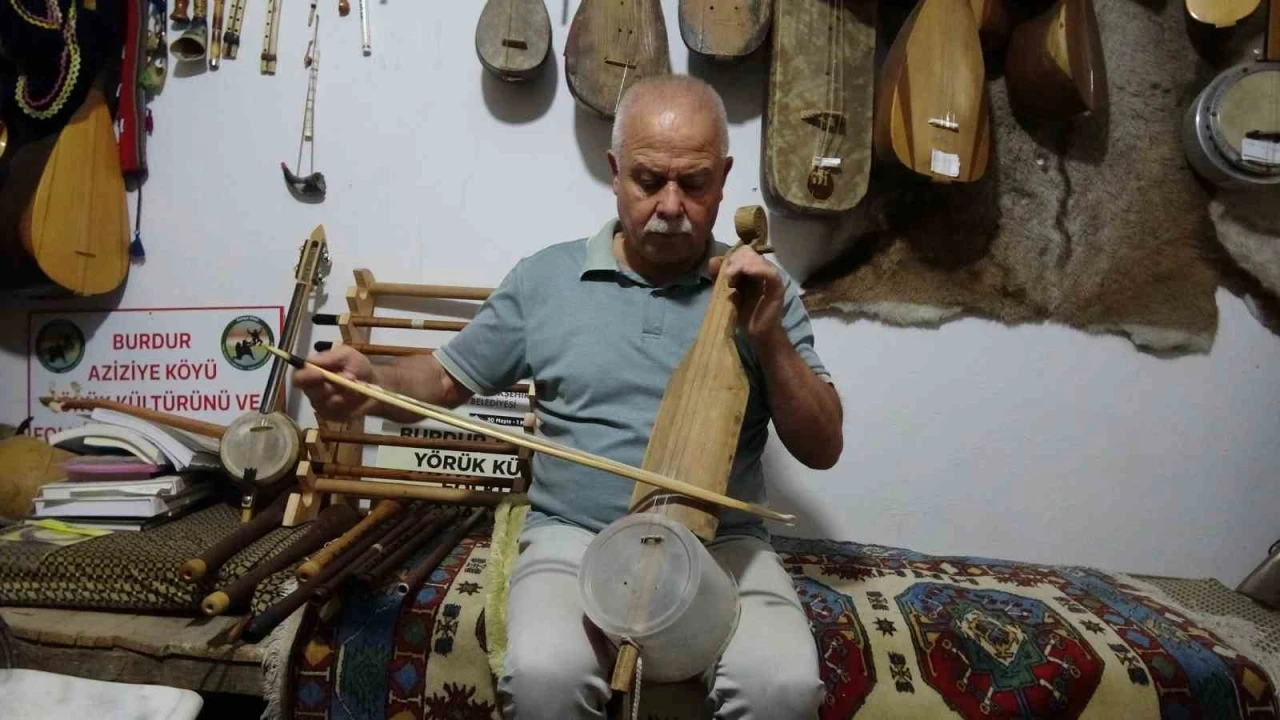 Hayatını kaybeden sanatçıların sazları &quot;Yaşayan İnsan Hazinesi&quot; ödüllü Bedel’e emanet
