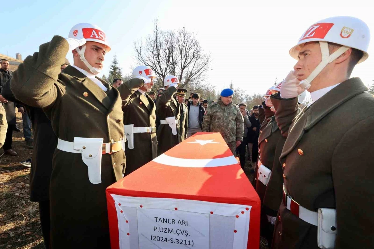 Hayatını kaybeden uzman &ccedil;avuş Arı, son yolculuğuna uğurlandı
