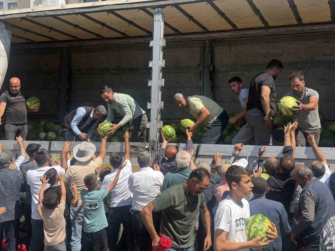 Hayırsever &ccedil;ift&ccedil;i 30 ton karpuzu &uuml;cretsiz dağıttı
