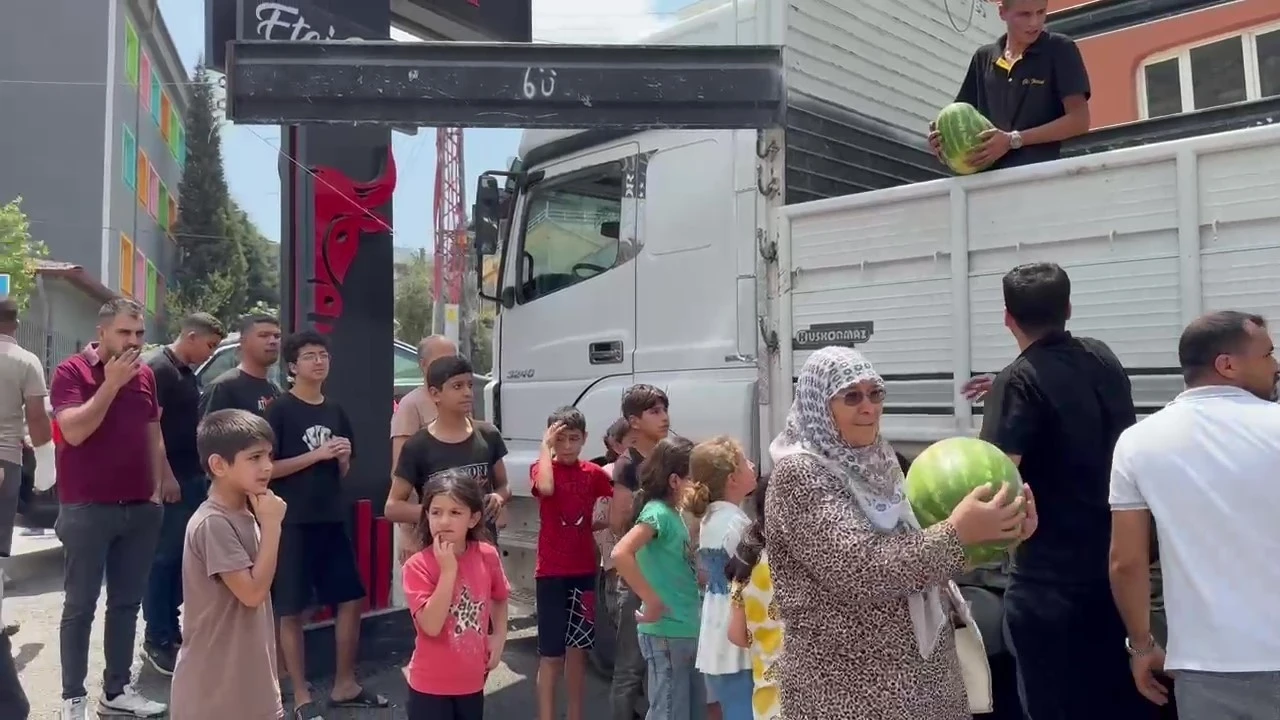 Hayırsever esnaf, 20 ton karpuzu 1 saat içinde vatandaşlara bedava dağıtarak bitirdi
