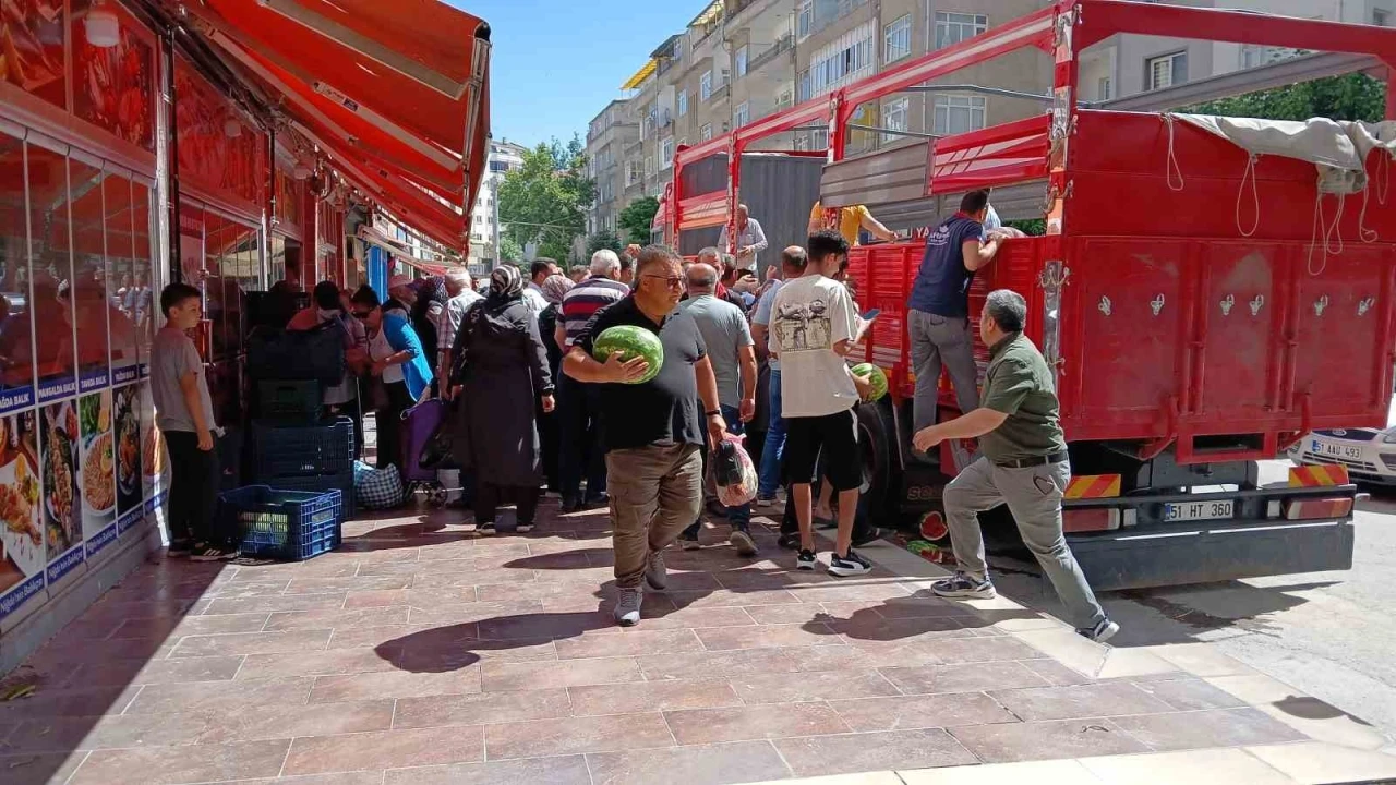 Hayırsever esnaftan vatandaşa 19 ton karpuz ikramı

