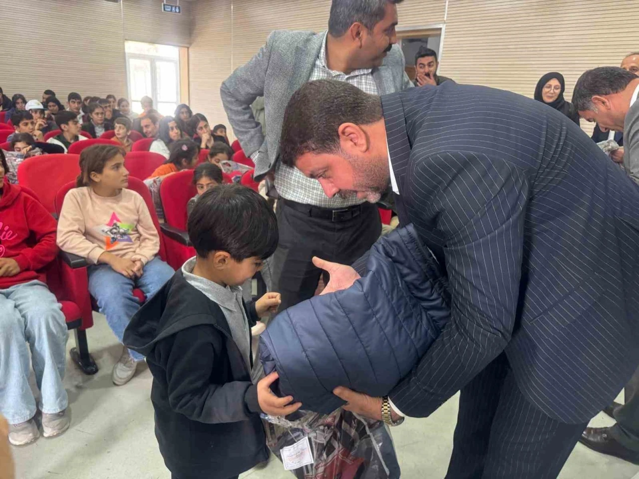 Hayırsever iş adamı Bozkuş, Hevsel’in Çiçekleri Projesi ile çocukların gönlüne dokundu
