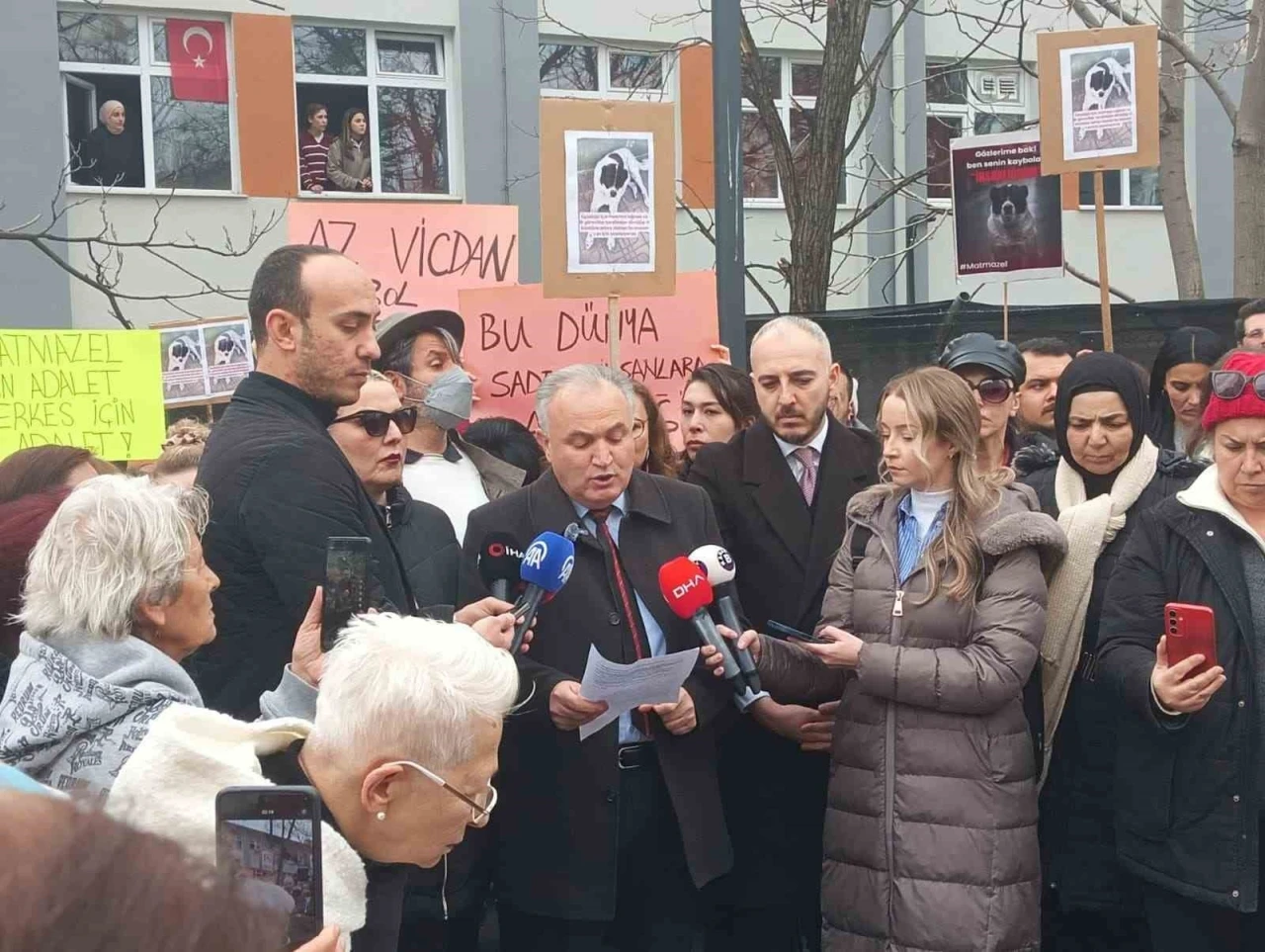 Hayvanseverlerden metroda belediye g&ouml;revlilerince &ouml;ld&uuml;r&uuml;ld&uuml;ğ&uuml; iddia edilen k&ouml;pek i&ccedil;in ABB&rsquo;ye tepki
