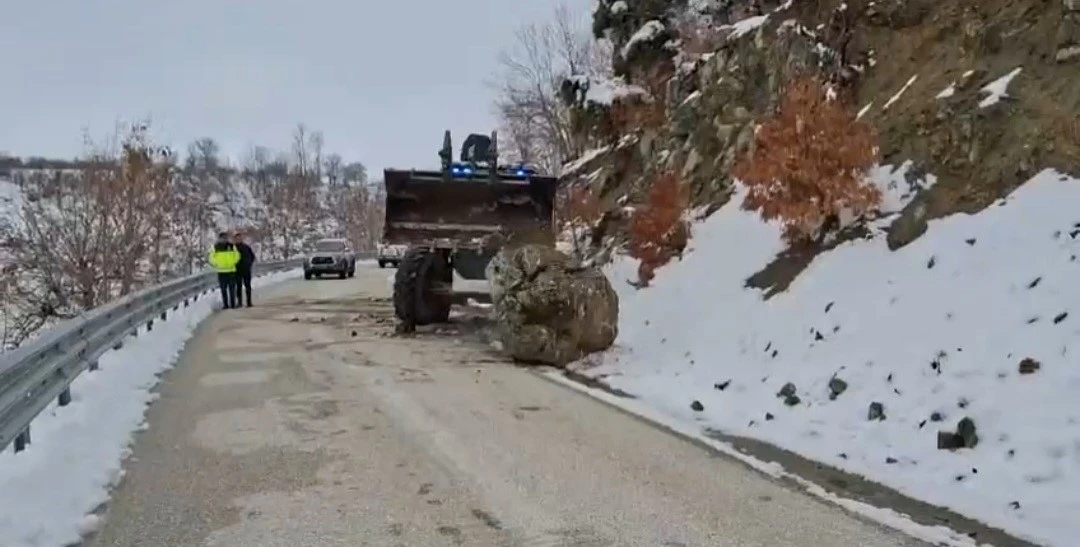 Hazarbaba Kayak Merkezi yolunda düşen kaya kaldırıldı