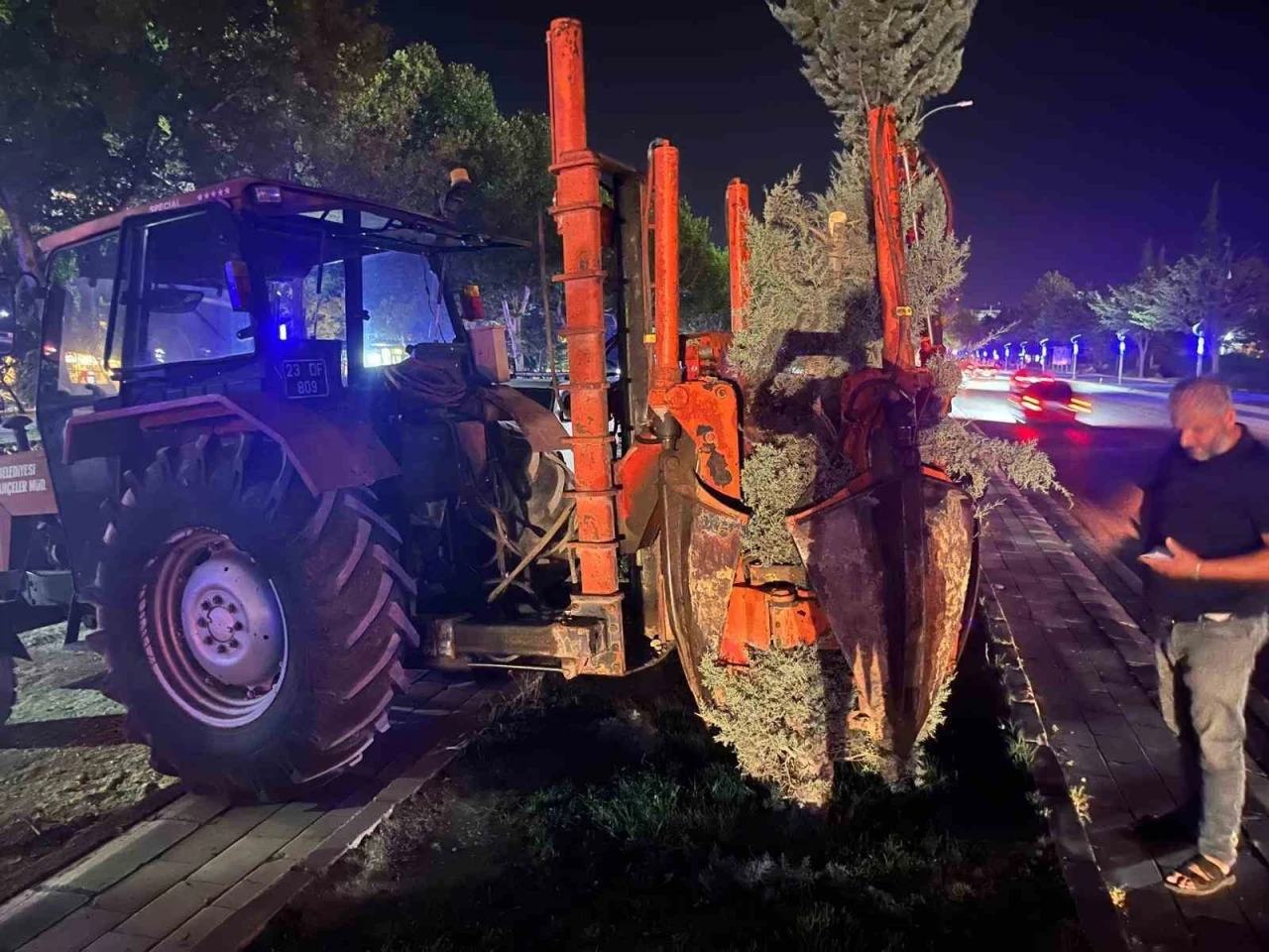 Hazardağlı Kavşağı’ndaki ağaçlar taşınarak koruma altına alınıyor

