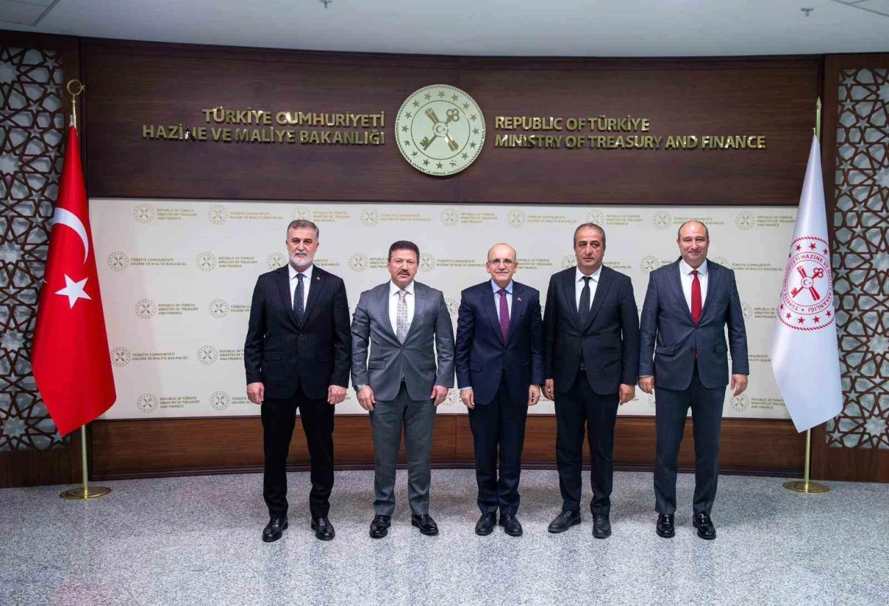 Hazine ve Maliye Bakanı Şimşek, TŞOF Genel Başkanı Yiğiner’i kabul etti
