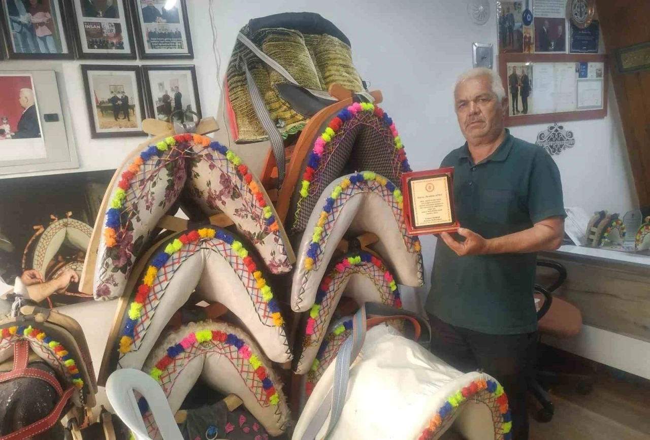 Hazine ve Maliye Bakanlığı&rsquo;ndan Beypazarlı semerci ustasına plaket
