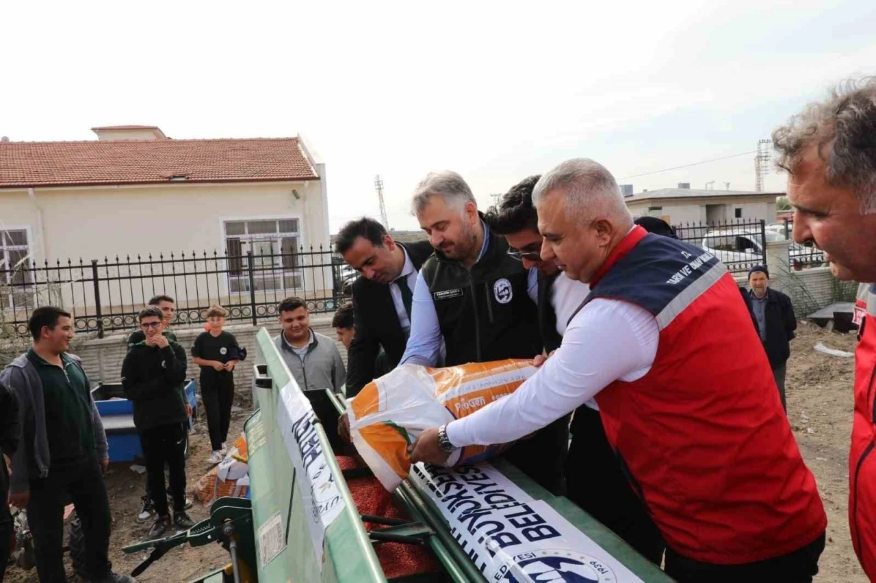 HBB’den tarım lisesine buğday ve gübre desteği
