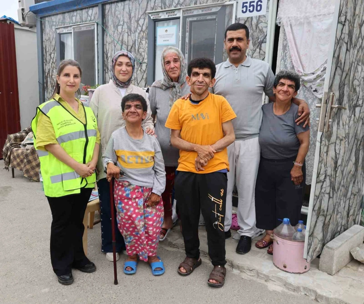 HBB, ömrünü 3 engelli evladına adayan Süheyla teyzeyi unutmadı
