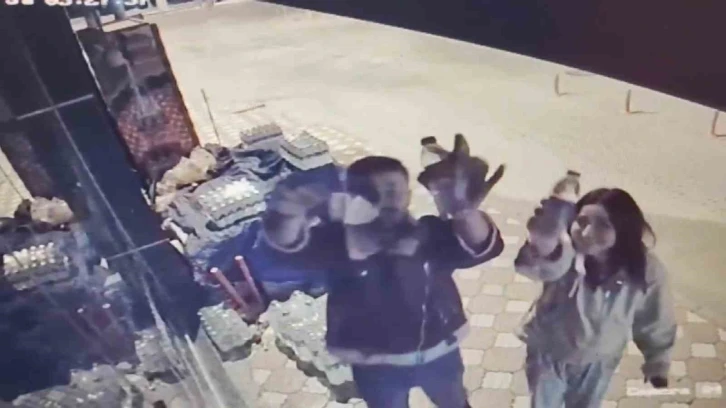 Helal olsun dedirten g&ouml;r&uuml;nt&uuml;: B&uuml;feden aldıkları iki şişe suyun parasını kameraya g&ouml;sterip bıraktılar
