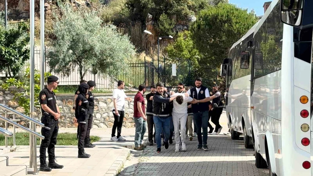 Helikopter ve özel harekat destekli baskın sonrası 29 şüphel