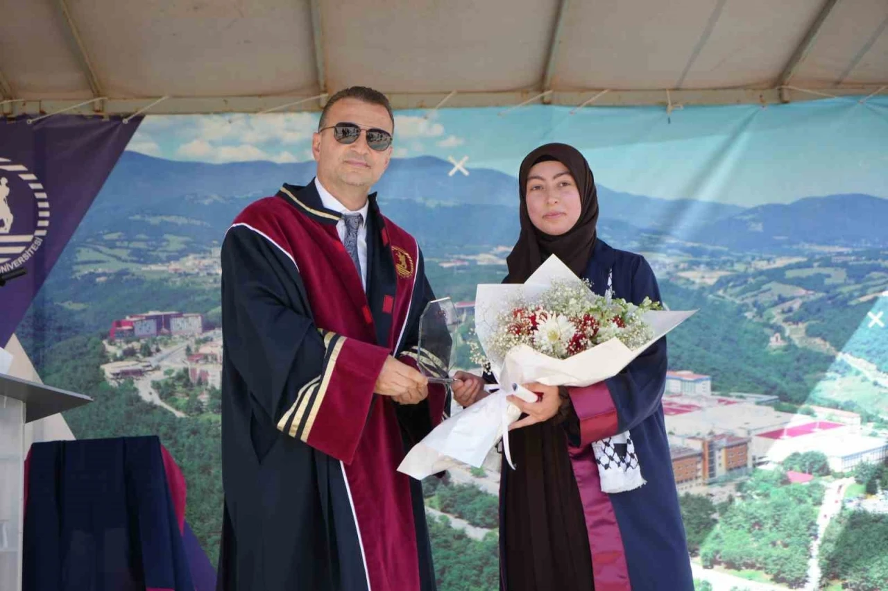 Hem hafız oldu hem fakülteyi birincilikle bitirdi
