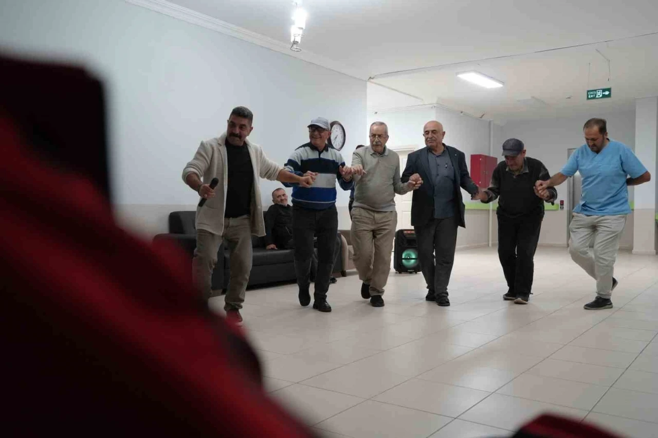 Hem kaynaştılar hem eğlendiler: Huzurevi sakinleri Bayburt’ta keyifli bir gün geçirdi
