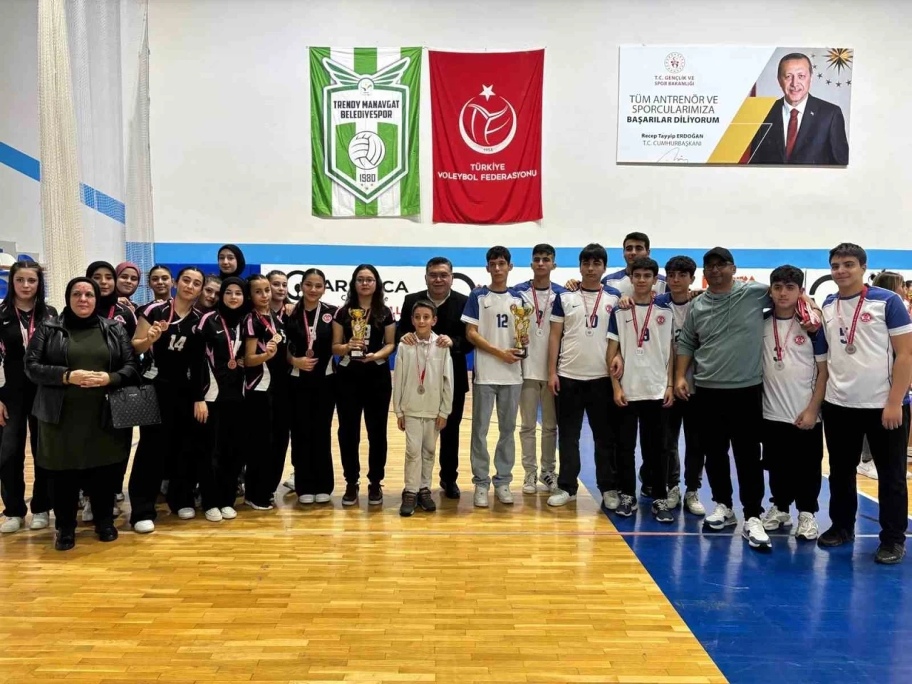 Hem öğrenci, hem okul müdürü olarak voleybolda kupalar kaldırmayı başardı
