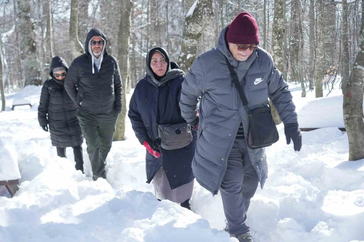 Hem teleferiğe bindiler hem de bembeyaz &ouml;rt&uuml; &uuml;st&uuml;nde kar topu savaşı yaptılar
