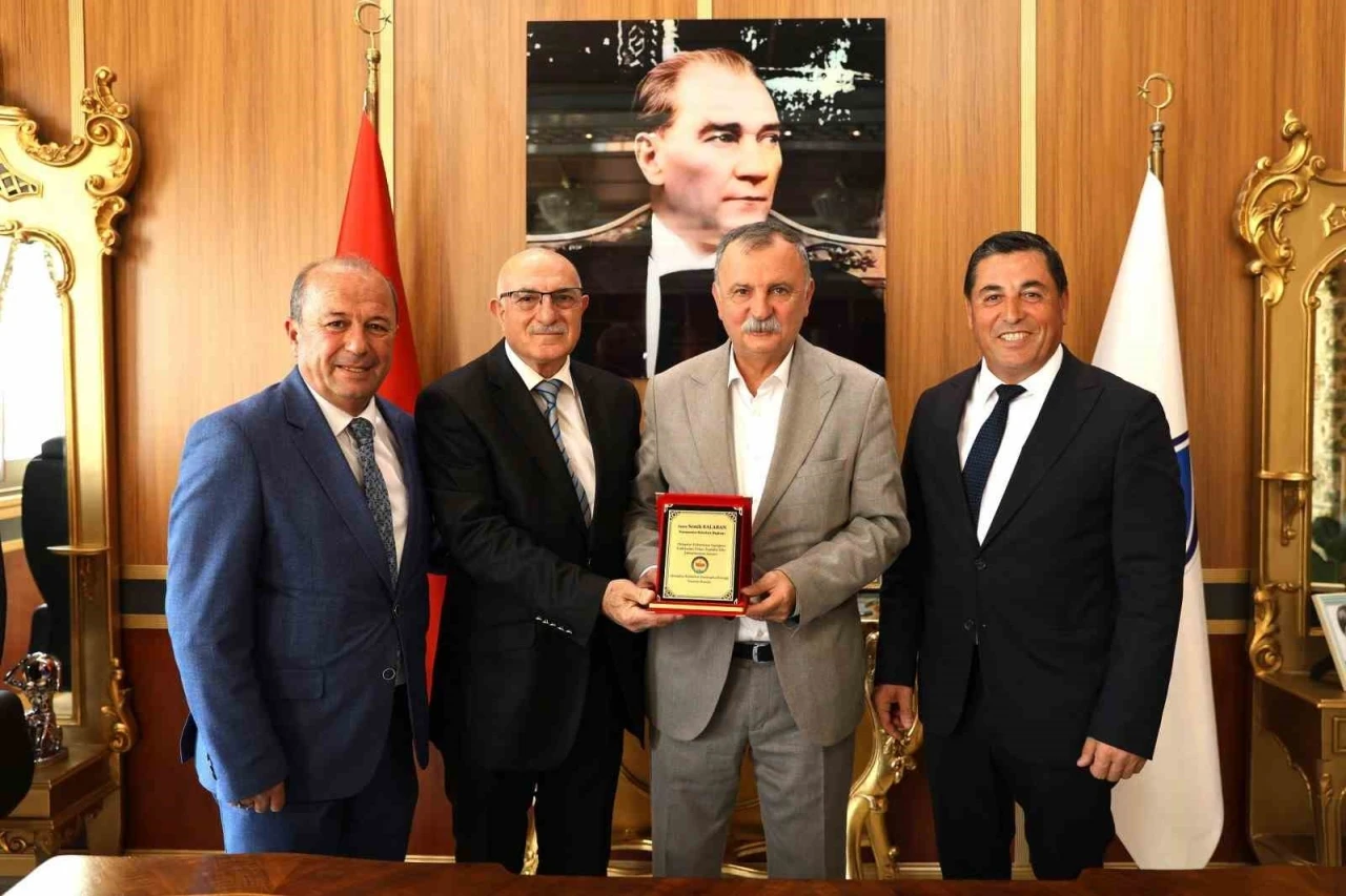 Hemşehri Derneklerinden Başkan Balaban’a anlamlı plaket
