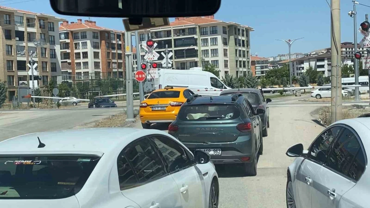 Hemzemin ge&ccedil;itte ara&ccedil;ların tehlikeli ge&ccedil;işleri kameraya yansıdı
