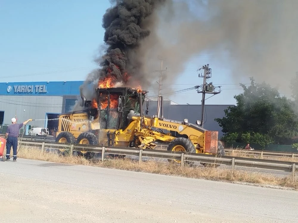 Hendek Belediyesi’nin greyderi alev topuna döndü
