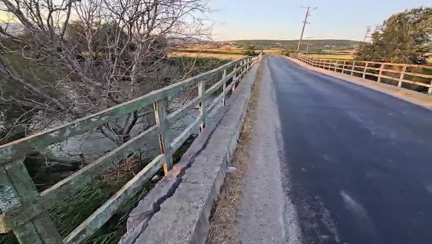 Her araç geçtiğinde beşik gibi sallanıyor
