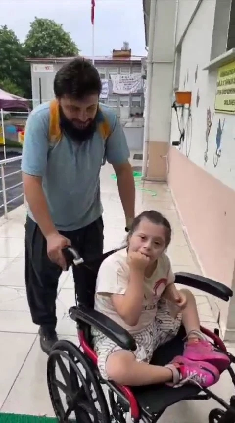 Her g&uuml;n &ouml;zel kızını okula getiren babaya duygulandıran s&uuml;rpriz
