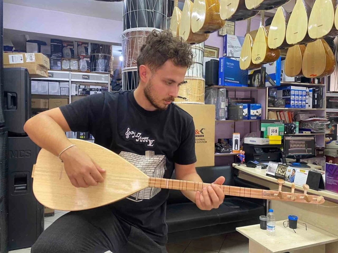 Her köşesi farklı ağaçtan olan bağlama
